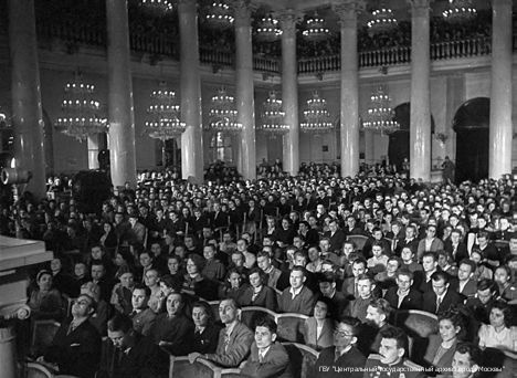 Колонный зал Дома Союзов. Участники III Антифашистского митинга советской молодёжи. 21 мая 1944 г. Фото М. А. Трахмана. Главархив Москвы.