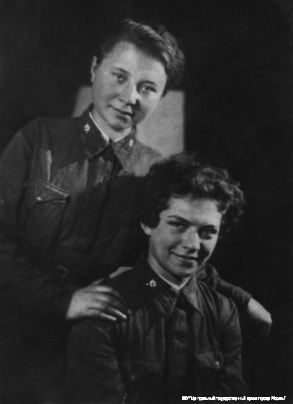 Н.В. Ковшова (сидит) и М.С. Поливанова. Ноябрь 1941 г. Главархив Москвы.