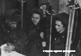 Капитан В.И. Верстак дает боевое задание Н.В. Ковшовой (справа) и М.С. Поливановой. Февраль 1942 г. Главархив Москвы.